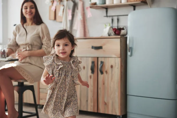 Zabawne Dziecko Bawi Się Biegając Kuchni Dzień Przed Matką — Zdjęcie stockowe
