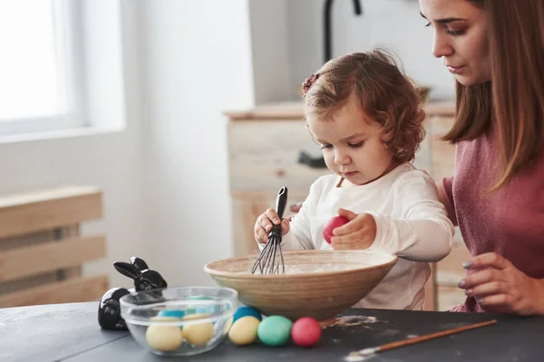 어머니는 부활절 휴일에 달걀에 페인트를칠 가르친다 — 스톡 사진
