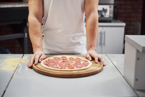 Dit Wordt Heerlijk Close Uitzicht Bakker Met Pizza Die Klaar — Stockfoto