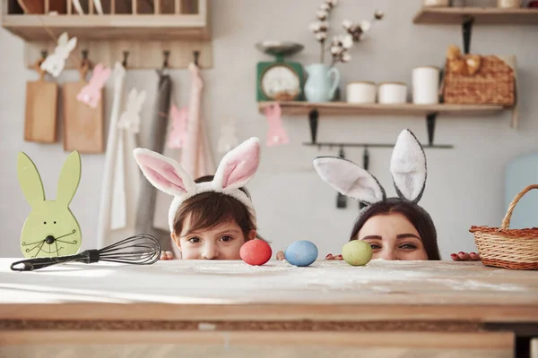 Olhar Para Fron Debaixo Mesa Mãe Filha Orelhas Coelho Páscoa — Fotografia de Stock