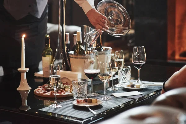 Σερβιτόρος Ρίχνει Κρασί Στο Ποτήρι Στο Πολυτελές Εστιατόριο Ξεχωριστούς Επισκέπτες — Φωτογραφία Αρχείου