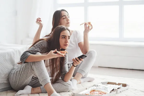 Eten Films Zusters Die Pizza Eten Als Kijken Terwijl Overdag — Stockfoto