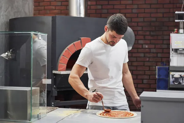 Het Fornuis Staat Achter Baker Wit Shirt Zet Saus Heerlijke — Stockfoto