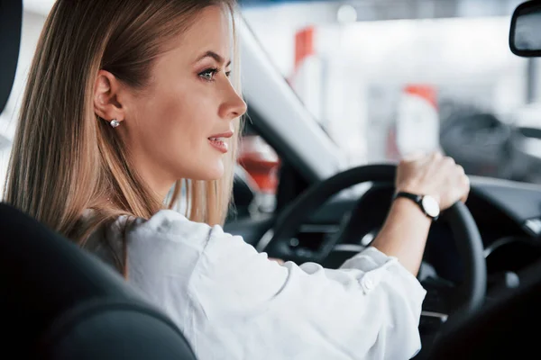 Virando Direita Menina Loira Bonita Sentada Carro Novo Com Interior — Fotografia de Stock