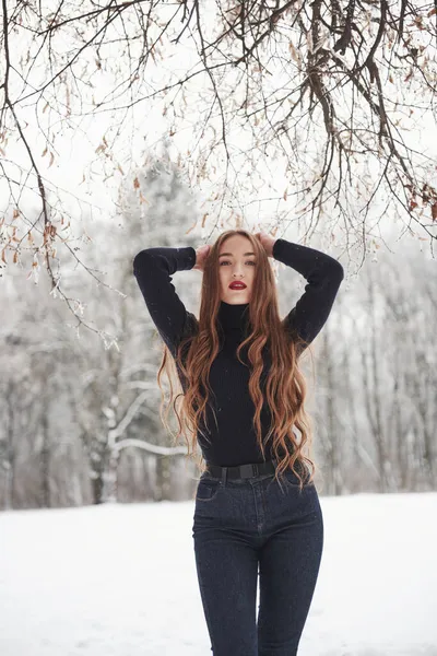 Ruce Hlavu Hezká Dívka Dlouhými Vlasy Černé Blůze Zimním Lese — Stock fotografie