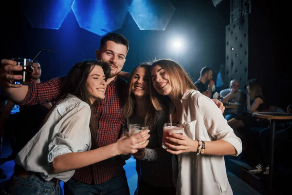 Bella Gioventù Hanno Festa Insieme Con Alcol Nel Nightclub — Foto Stock