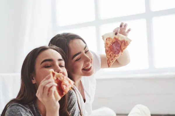 Felicità Nelle Piccole Cose Sorelle Che Mangiano Pizza Guardando Mentre — Foto Stock