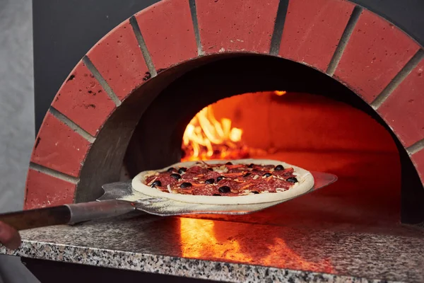 Pizza Erin Doen Brand Oven Close Zicht Hout Vlammen — Stockfoto