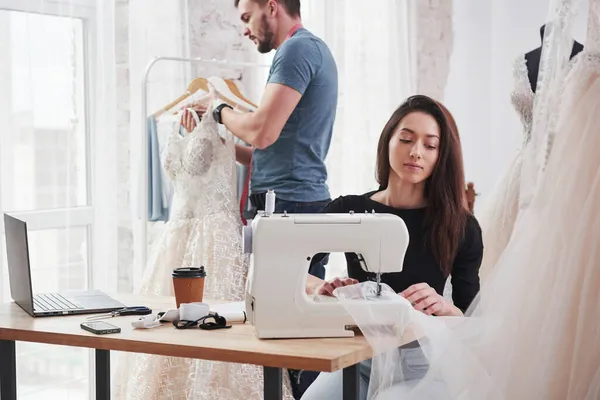 남자가 드레스를 디자이너는 작업실에서 뒤에서 만드는 — 스톡 사진
