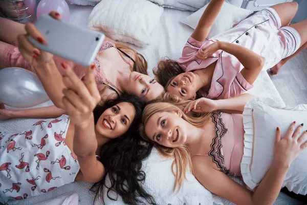 Prendre Selfie Avec Des Amis Tout Étant Couché Sur Lit — Photo