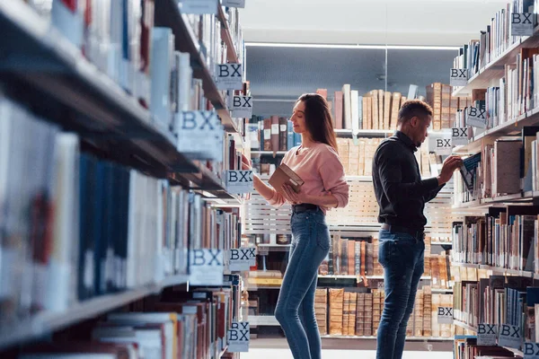 Njuter Processen Multiraciala Studenter Biblioteket Söker Information Tillsammans — Stockfoto