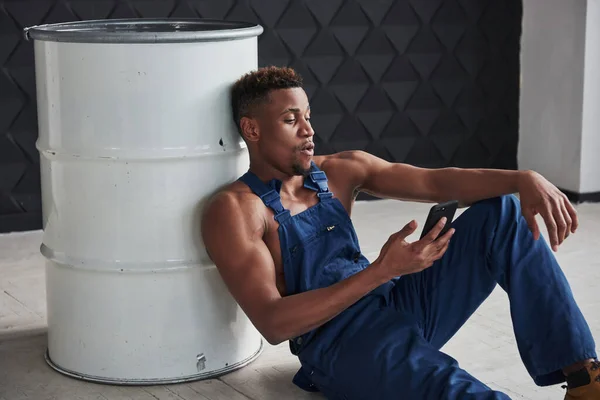 Spontaneous Message Time Rest African American Man Sits Floor Leaning — Stock Photo, Image