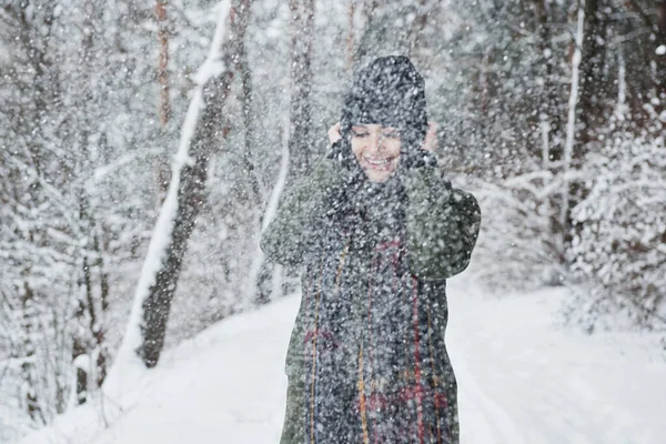 Zima Ale Úžasné Tam Být Veselý Mladý Dívka Teplém Oblečení — Stock fotografie