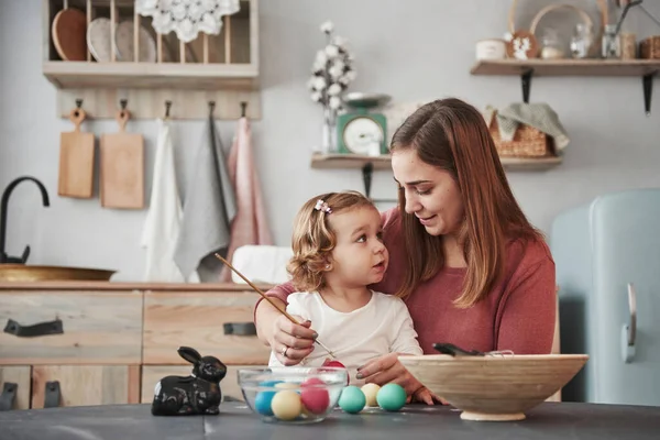 Posłuchaj Mnie Uważnie Matka Uczy Córkę Malować Jajka Święta Wielkanocne — Zdjęcie stockowe