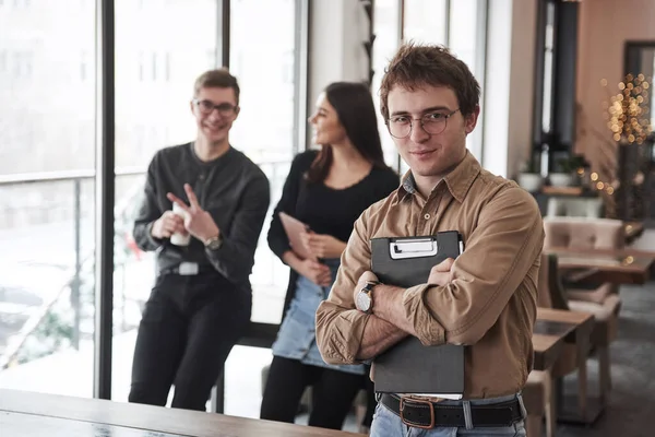 Defteri Tutuyor Gözlüklü Bir Grup Öğrenci Öğrenim Odasında Ellerinde Belgelerle — Stok fotoğraf