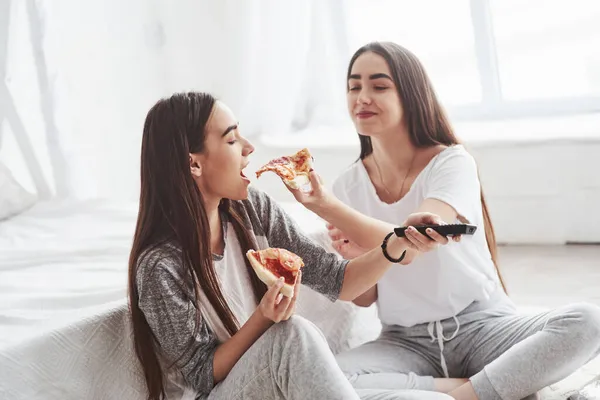 Assaggia Mia Fetta Sorelle Che Mangiano Pizza Guardando Mentre Siede — Foto Stock