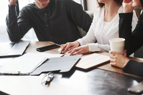 Tavolo Con Delle Carte Sopra Giovani Studenti Che Lavorano Progetto — Foto Stock