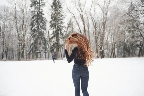 Erkek Kadının Önündedir Uzun Saçlı Bir Kızın Kışın Otomobilin Yakınından — Stok fotoğraf