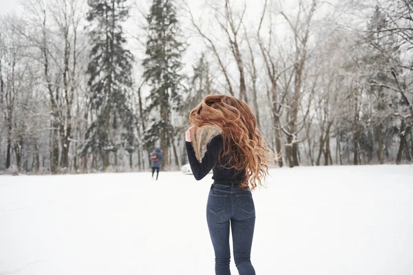 Homme Est Devant Femme Vue Arrière Fille Aux Cheveux Longs — Photo