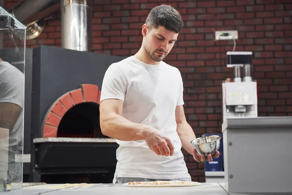 Een Beetje Solt Geven Baker Wit Shirt Gooit Kruiden Heerlijke — Stockfoto