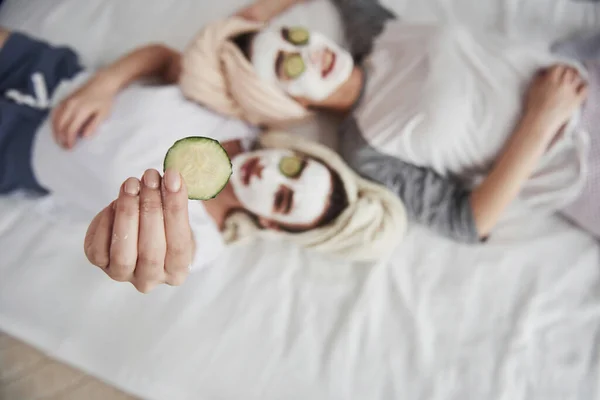 Enkelt Men Effektivt Sätt Flicka Håller Gurka Ring Handen Ligger — Stockfoto