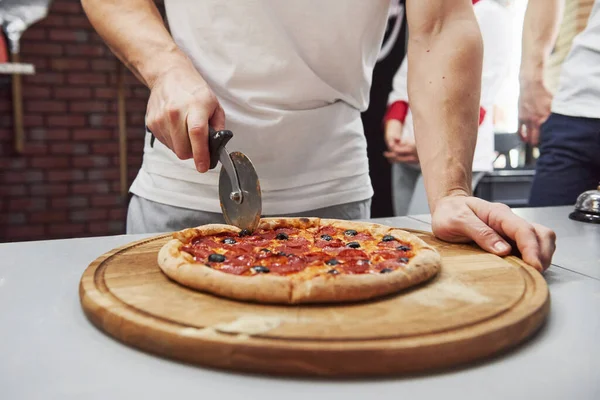 Bestelling Bijna Klaar Foto Van Bereide Heerlijke Pizza Met Worstjes — Stockfoto