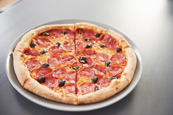 Tijd Voor Het Eten Foto Van Bereide Heerlijke Pizza Met — Stockfoto