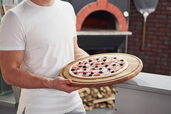 Handen Van Mens Houden Heerlijk Product Vast Baker Wit Shirt — Stockfoto