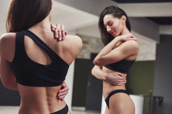 Fitness Mädchen Mit Perfektem Körper Unterwäsche Steht Neben Dem Spiegel — Stockfoto