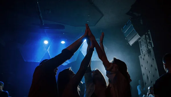 Adj Egy Ötöst Emberek Csoportja Akik Élvezik Táncot Nightclubban Gyönyörű — Stock Fotó
