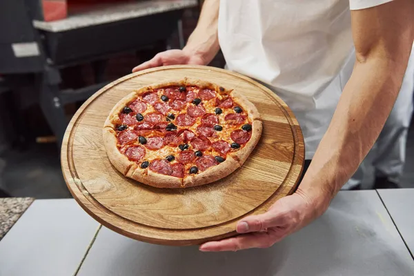 Klaar Bestellen Foto Van Bereide Heerlijke Pizza Met Worstjes Olijven — Stockfoto