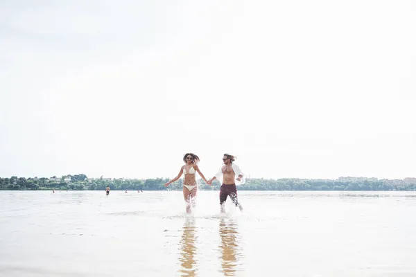 Gőz Fut Víz Mentén Gyönyörű Nyári Strand — Stock Fotó