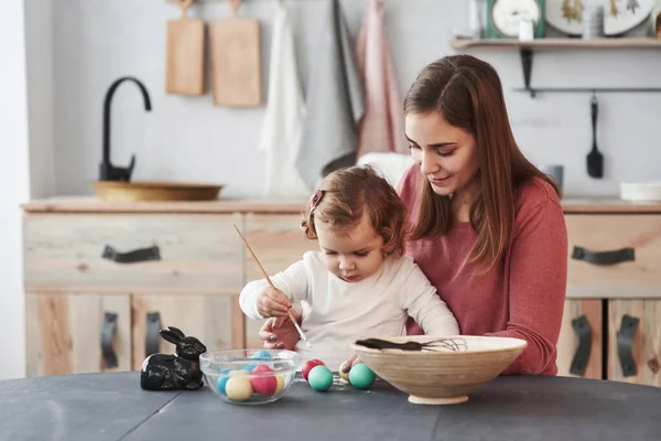 Matka Uczy Córkę Malować Jajka Święta Wielkanocne — Zdjęcie stockowe