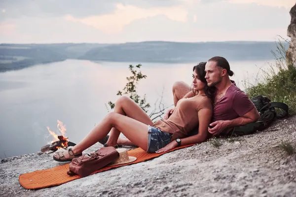 Abrazando Pareja Con Mochila Sentada Cerca Del Fuego Cima Montaña —  Fotos de Stock