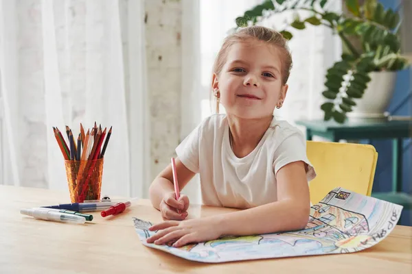 満足そうな表情でカメラを見ている Cute Little Girl Art School Draws Her First Paintings — ストック写真