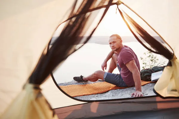 Blick Aus Dem Zelt Des Reisenden Mit Rucksack Sitzt Auf — Stockfoto