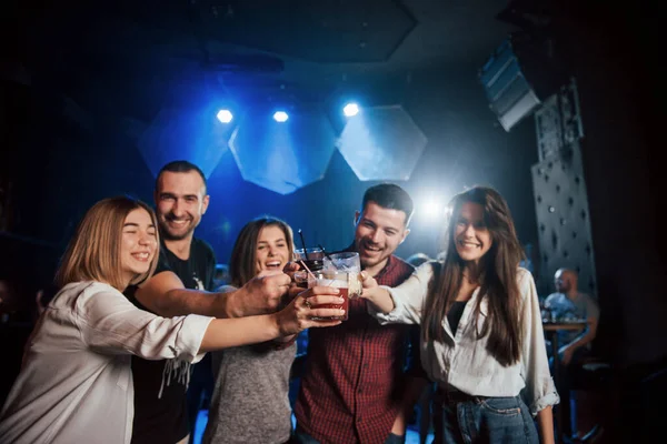 Abbiamo Tutti Fine Settimana Gruppo Giovani Amici Che Sorridono Fanno — Foto Stock