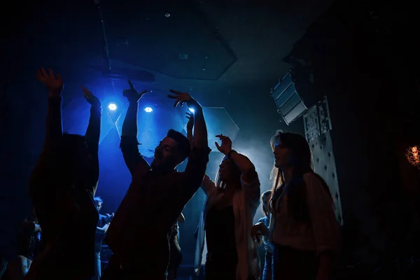 Gece Kulübünde Güzel Işıklandırmalarla Dans Etmeyi Seven Bir Grup Insan — Stok fotoğraf