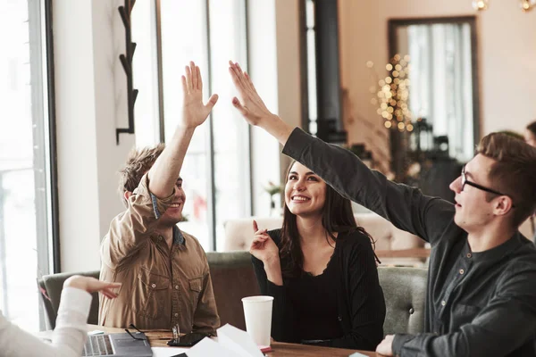 Eres Genial Todos Divirtiéndose Oficina Compañeros Amigables Jugando Celebrando Éxito — Foto de Stock