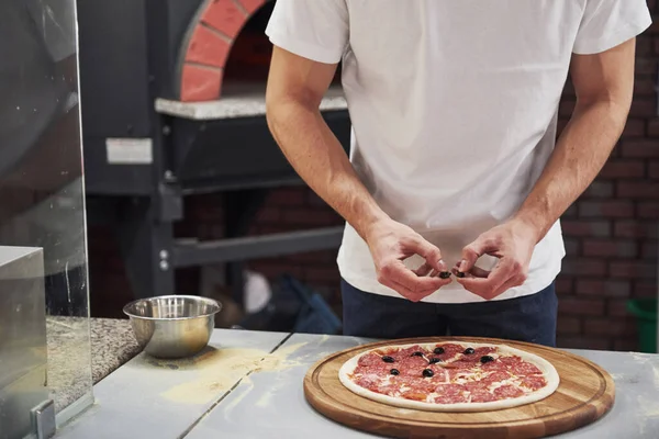 Heerlijk Product Maken Baker Wit Shirt Zet Olijven Heerlijke Pizza — Stockfoto
