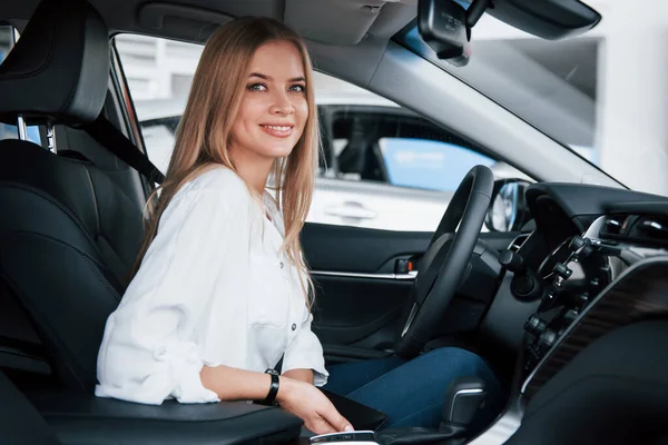 Mira Directamente Cámara Hermosa Chica Rubia Sentada Coche Nuevo Con — Foto de Stock