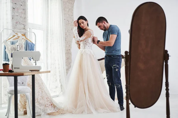 Guy Helping Girl While She Looks Mirror Process Fitting Dress — Stock Photo, Image