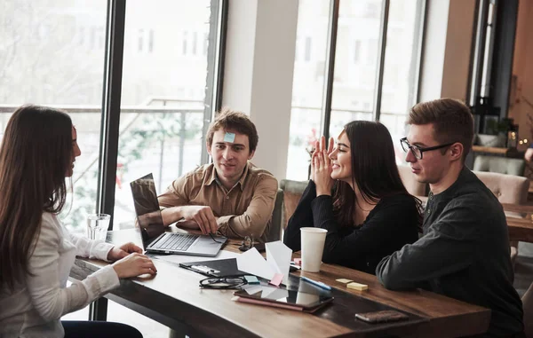 Sto Pensando Alcune Idee Diverto Ufficio Collaboratori Amichevoli Che Giocano — Foto Stock