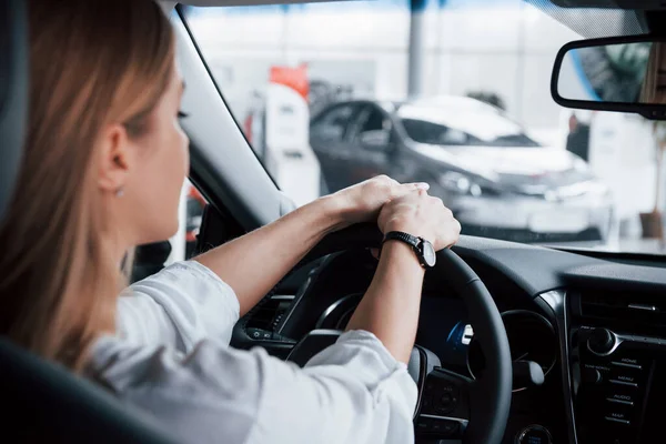 Cómo Siente Hermosa Chica Rubia Sentada Coche Nuevo Con Interior — Foto de Stock