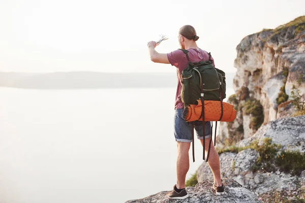 Homme Attrayant Avec Carte Jouissant Vue Sur Paysage Montagneux Dessus — Photo