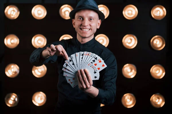 Hij Pakt Kaart Goochelaar Zwart Pak Kamer Met Speciale Verlichting — Stockfoto