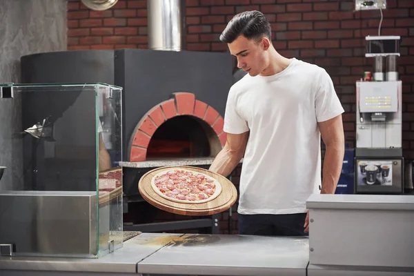 Het Werk Baker Wit Shirt Met Pizza Die Klaar Oven — Stockfoto