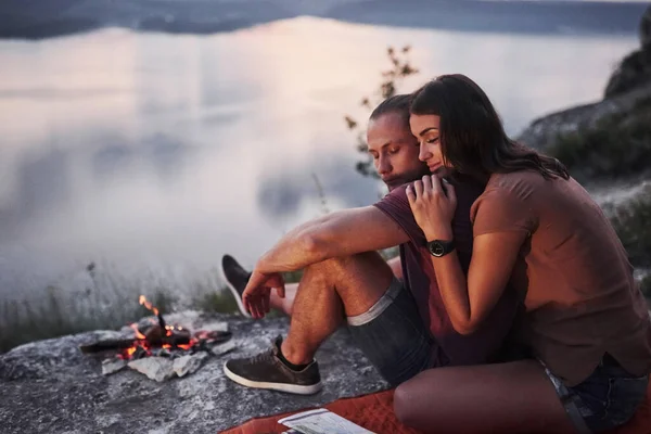 Abrazando Pareja Con Mochila Sentada Cerca Del Fuego Cima Montaña —  Fotos de Stock