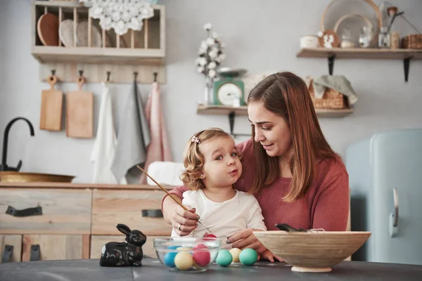 Jest Tam Kamerzysta Matka Uczy Córkę Malować Jajka Święta Wielkanocne — Zdjęcie stockowe