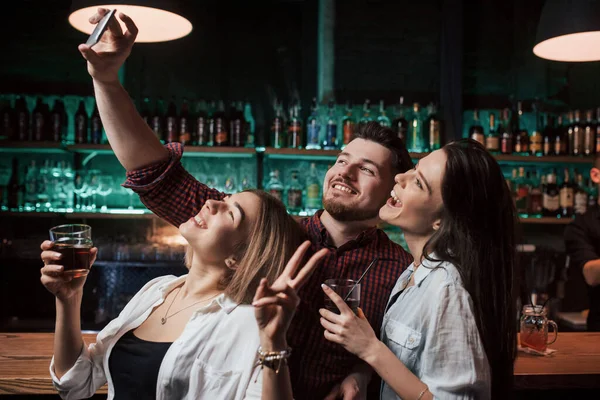 Appoggiato Sul Tavolo Legno Amici Che Fanno Selfie Bellissimo Nightclub — Foto Stock